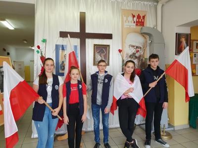 Spiewanie hymnu3 .jpg