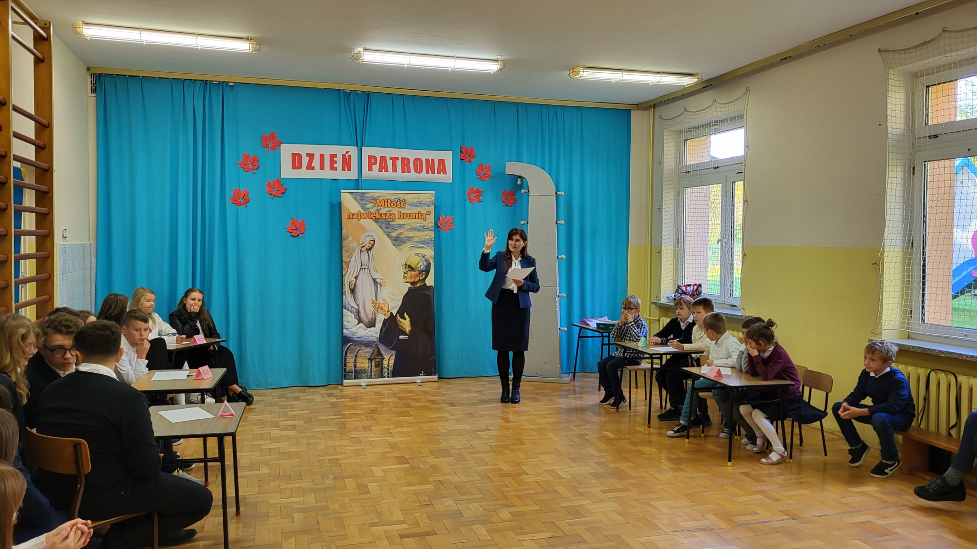 Może być zdjęciem przedstawiającym 11 osób, ludzie uczą się i tekst „DZIEŃ PATRONA "Miłość największąbronią"”